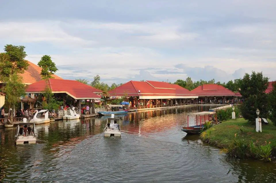 Sam Phan Nam Floating Market